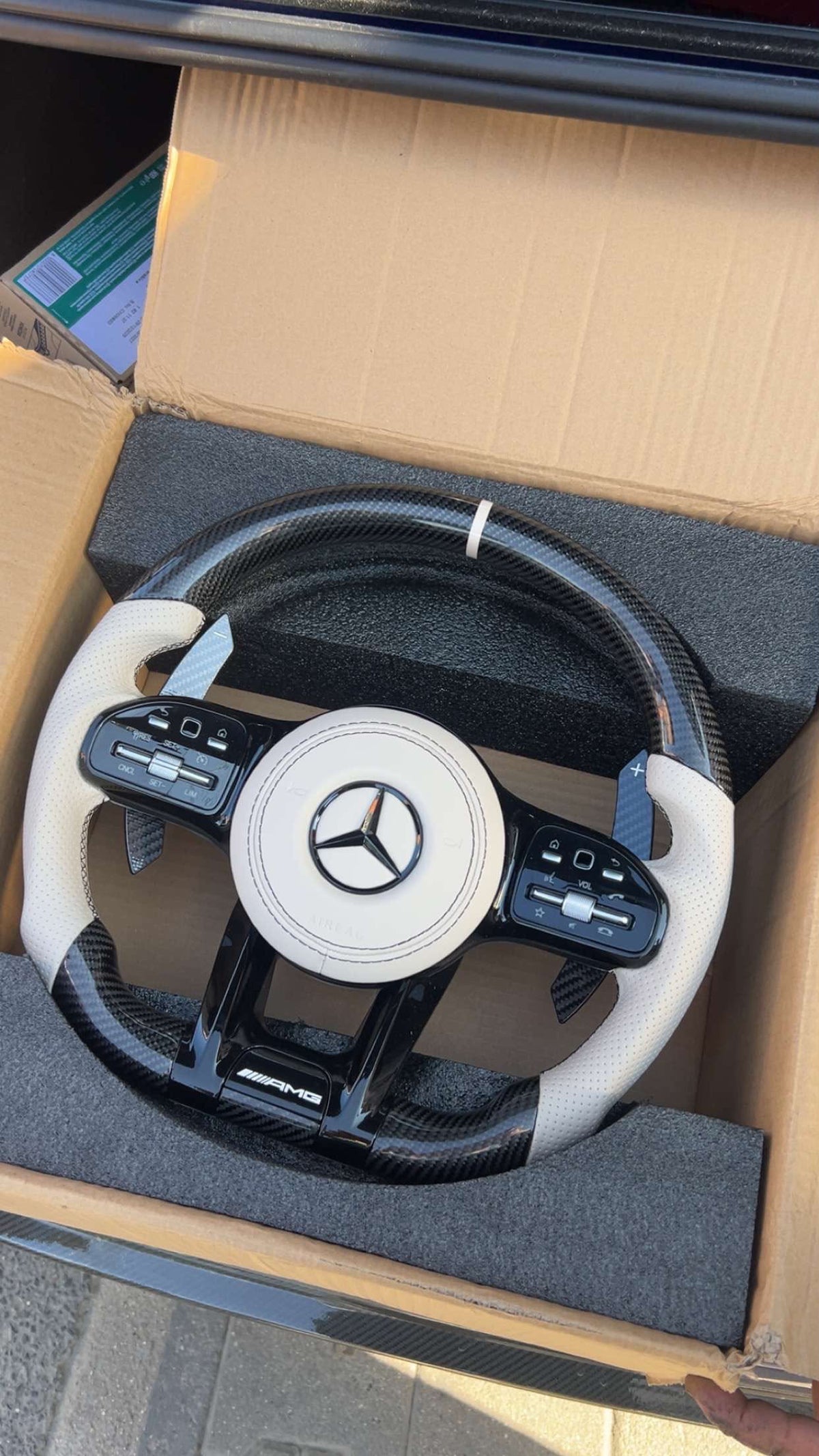 MERCEDES-BENZ 2020
AMG PERFORMANCE
STYLE CUSTOMIZABLE
STEERING WHEEL (FITS
2010+ ALL MODELS)
